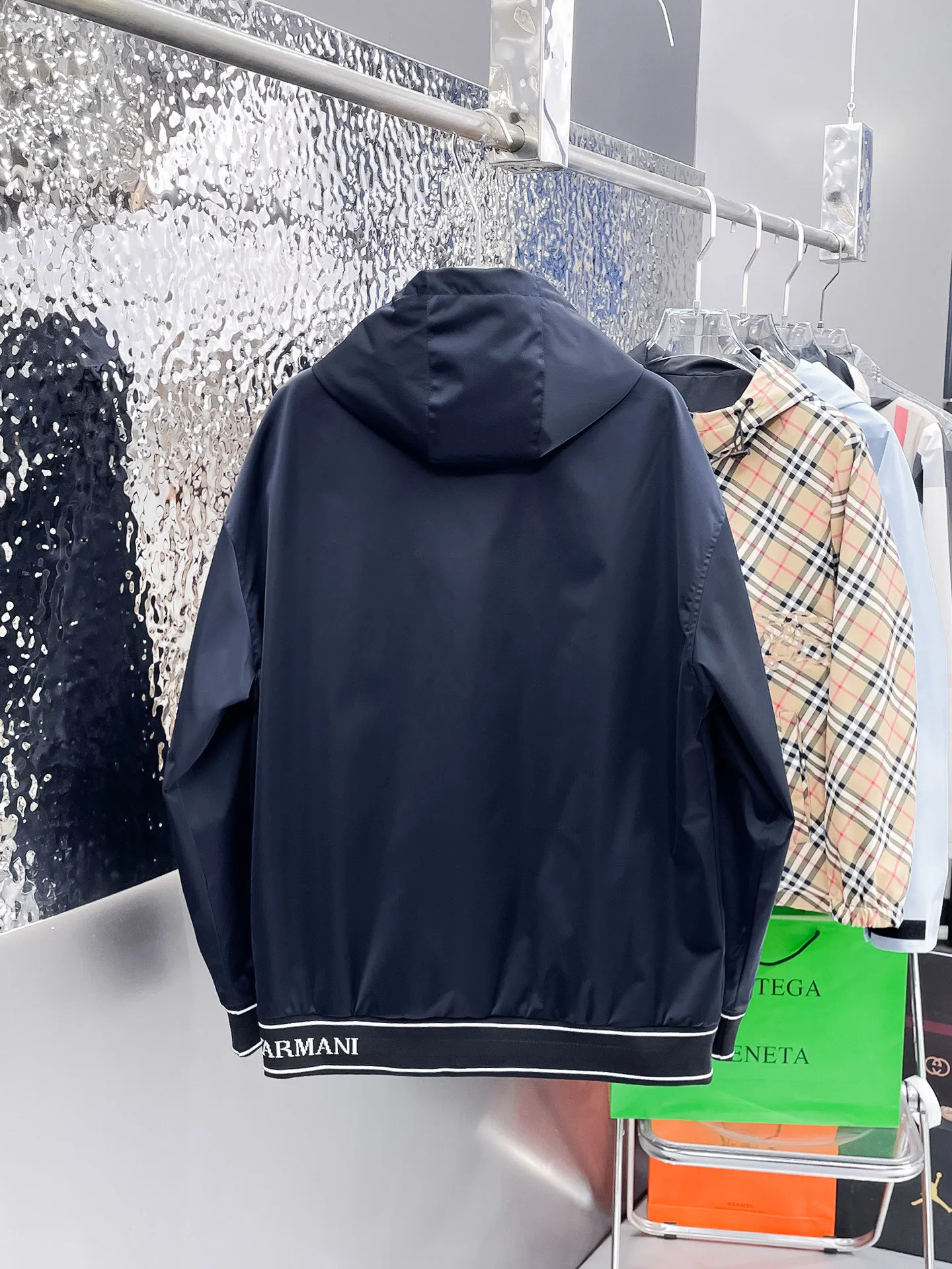 Armani official website Same Style, complete with three labels, on sale in advance! 2026 Autumn and Winter New Arrival men's jacket, Original three-label premium version! The custom-made fabric Breathable in the counter has high comfort, impeccable details, and brand element design concept, reflecting high quality. It feels delicate and soft! It presents a casual cut and the upper body shape is great! Sizes: M～3XL